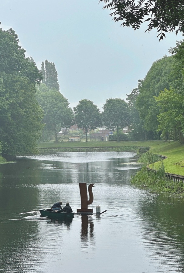 Het kunstwerk 'Ketel slank' van Klaas Gubbels wordt de gracht op gevaren