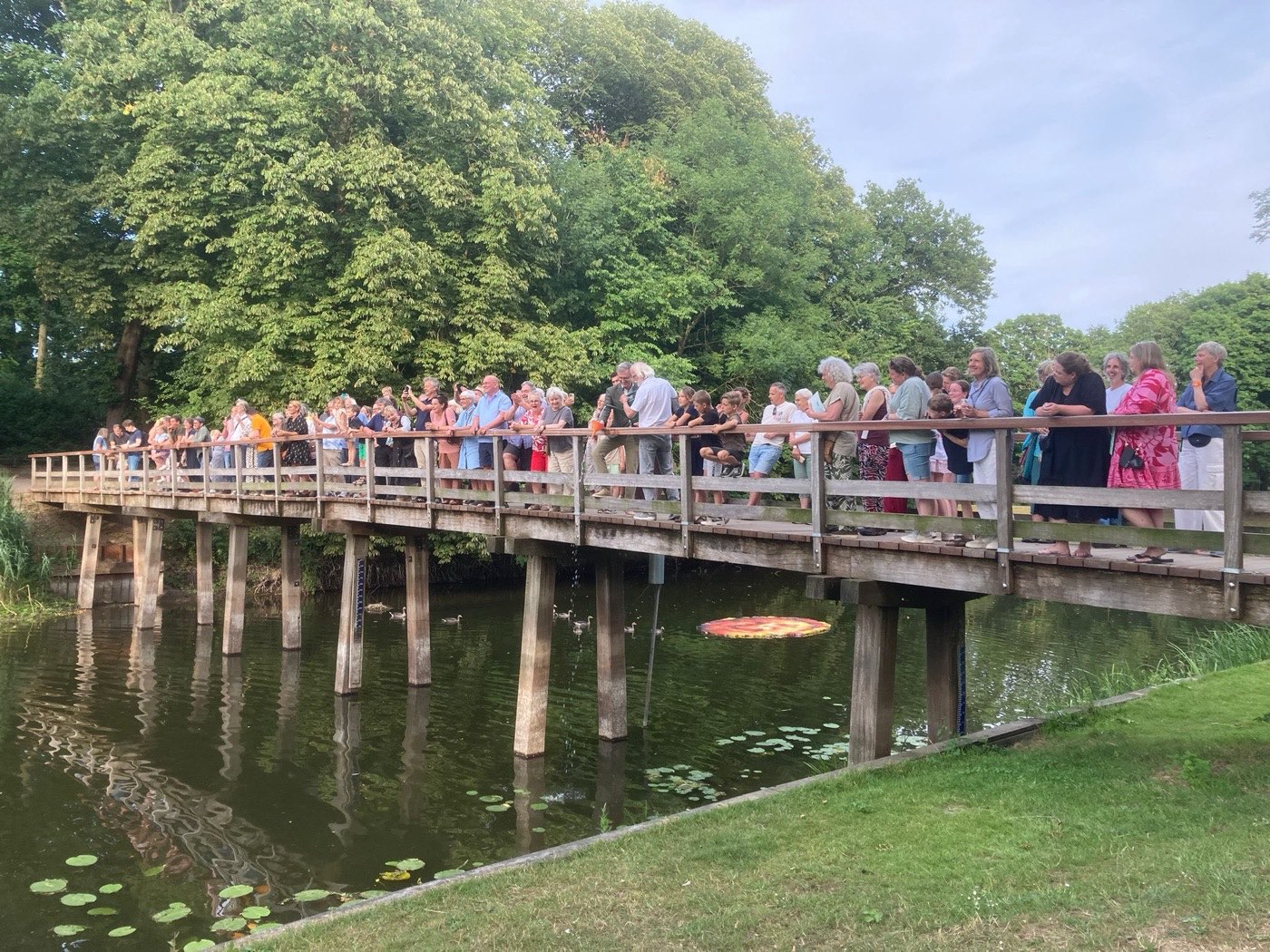 Publiek op de brug tijdens de opening van Pracht in de Gracht 2025